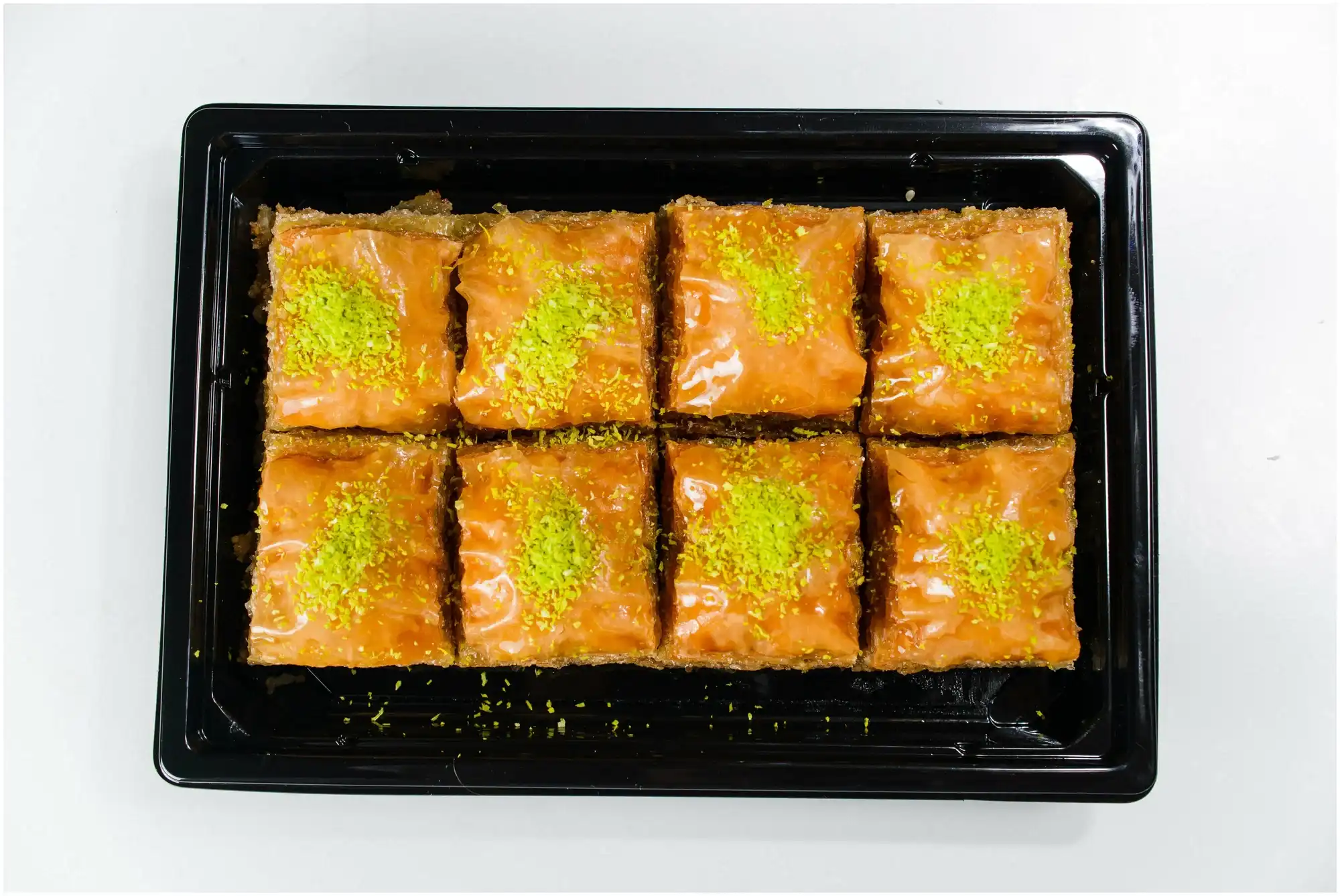 Geleneksel Türk Baklavası, altın renginde, fıstıklı